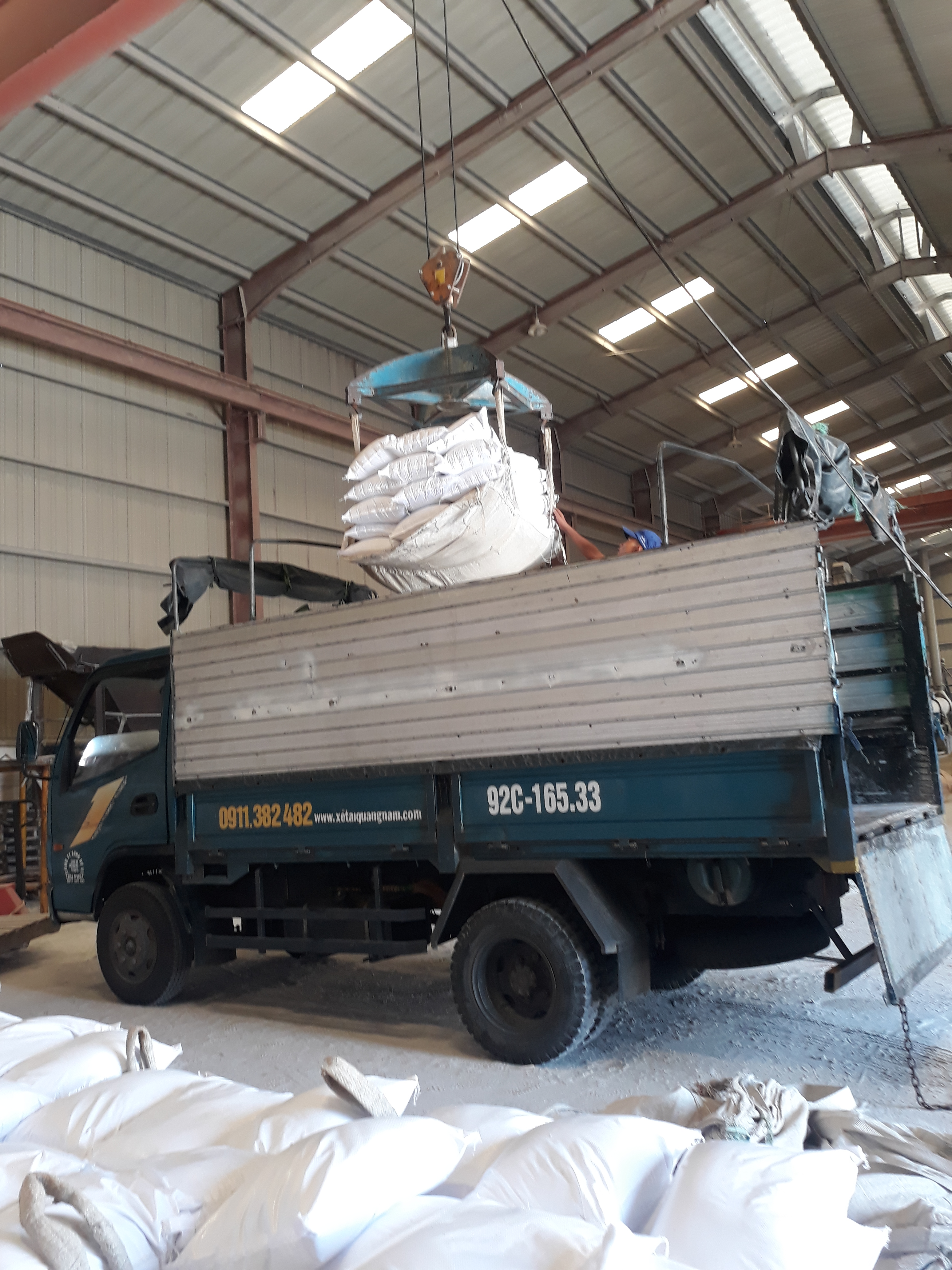 xe tải chở hàng tam kỳ nam giang